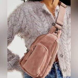 FREE PEOPLE PINK SUEDE HUDSON SLING BAG.